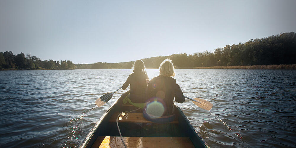 Zwei Menschen im Kanu auf dem See